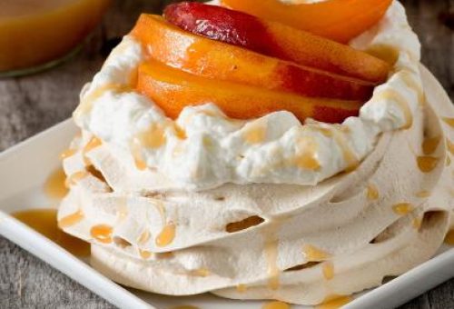 Karataş Usulü Tatlı Kayısılı Pavlova Tarifi
